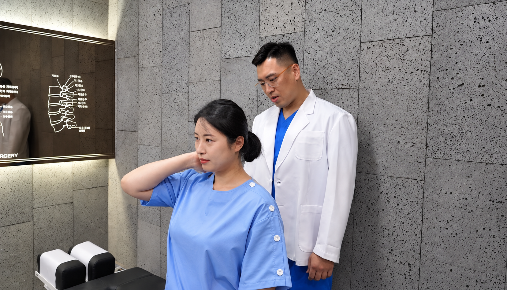 러닝과 점프 착지 중 발생한 발목 손상 과정을 설명하는 이미지
