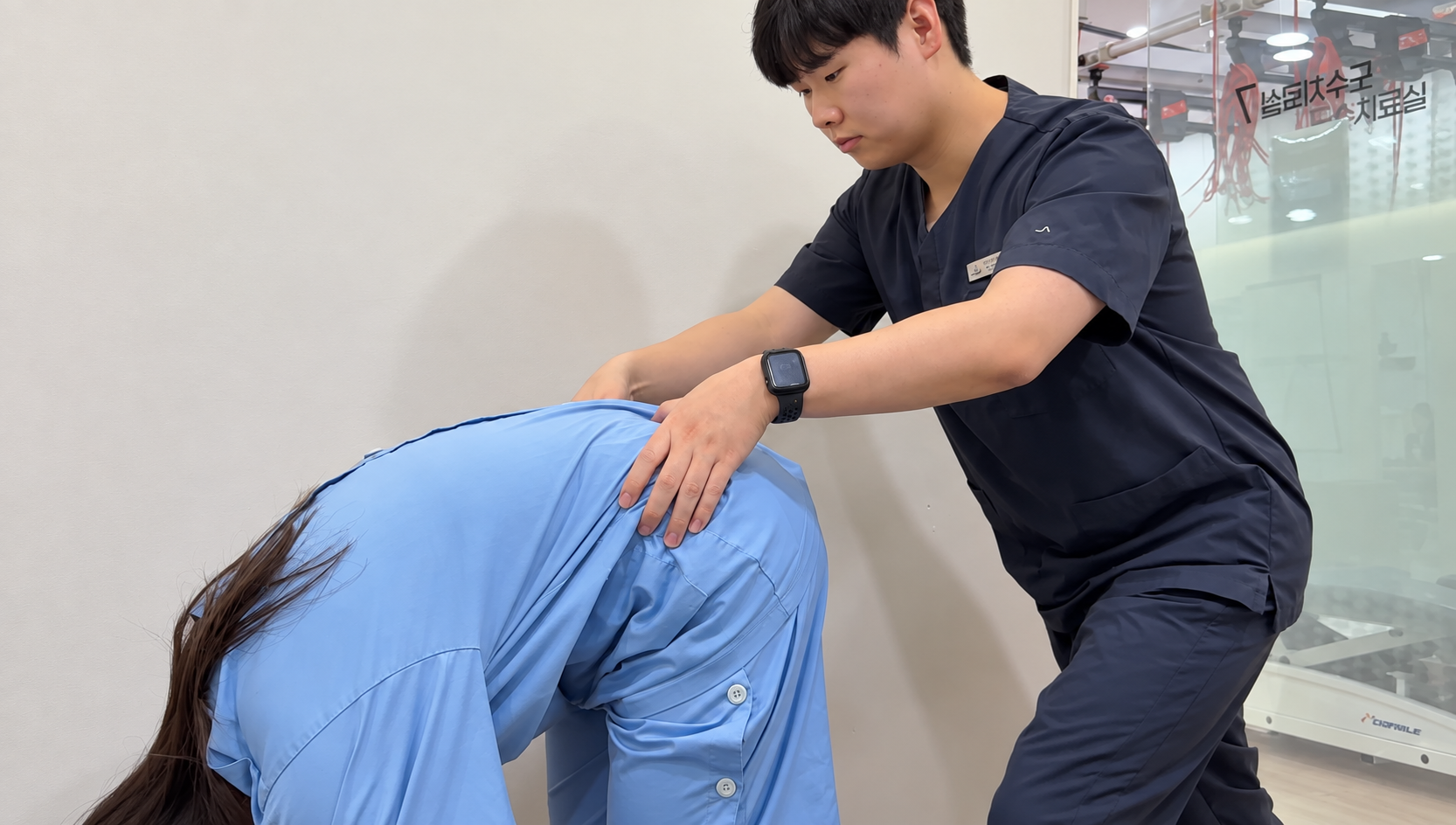 저녁 운동 중 발생한 발목과 무릎 손상을 확인하는 모습