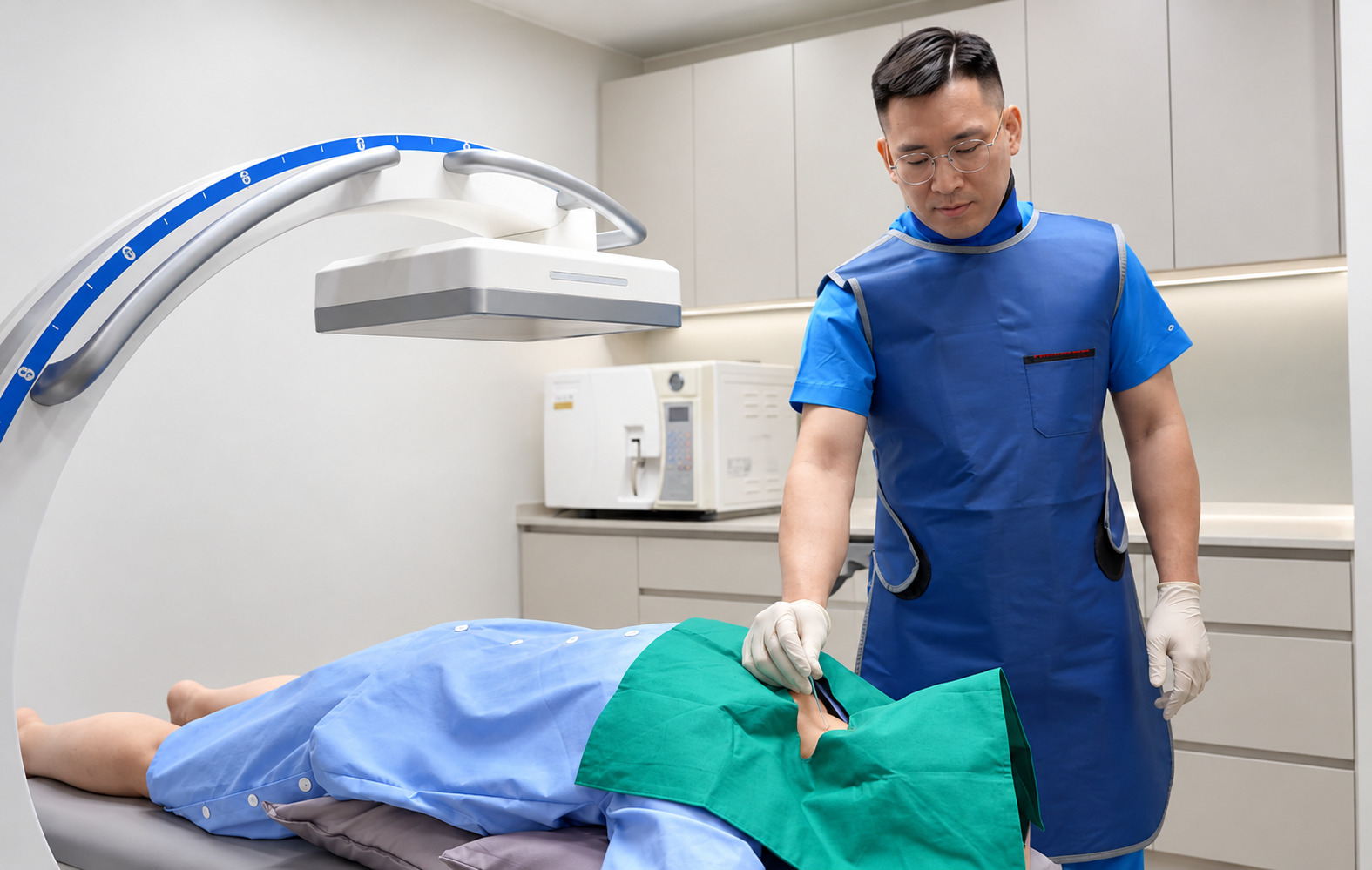 경추와 상지 신경 관련 상태 확인에 활용될 수 있는 C-arm 시술 환경