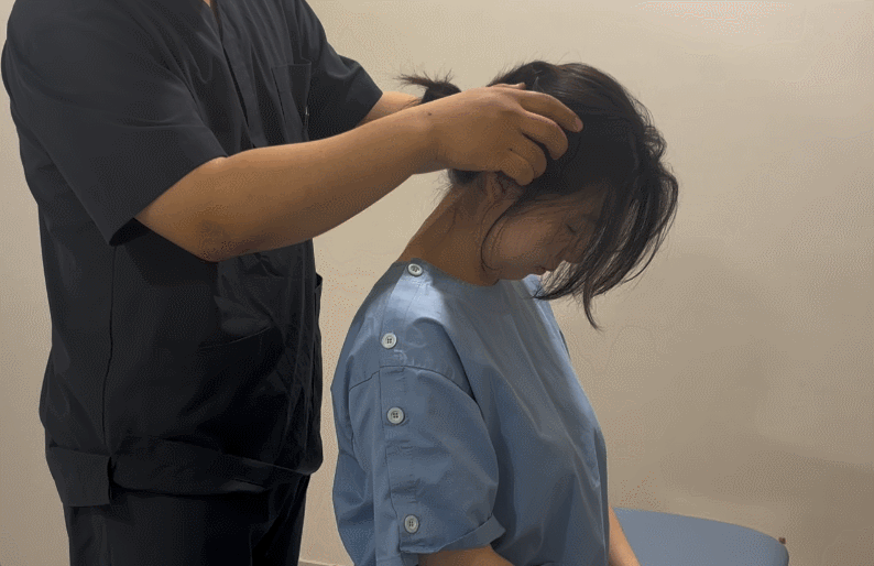 고개 위치와 한쪽 팔의 저린 느낌 변화를 확인하는 안내